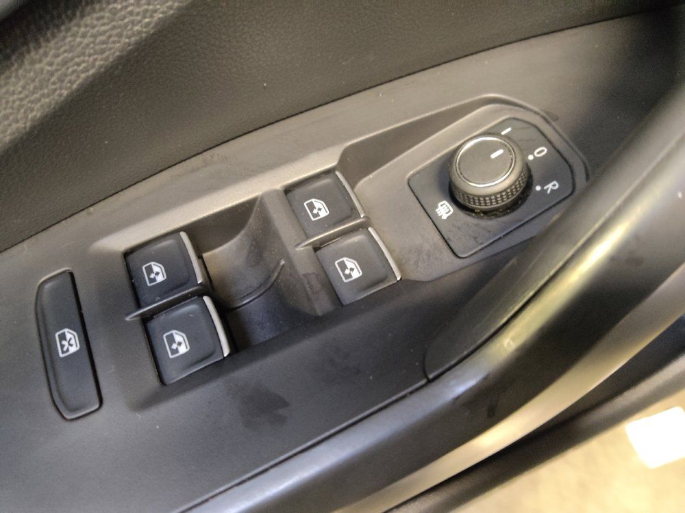 Used 2025 Volkswagen Jetta SE FWD image 32