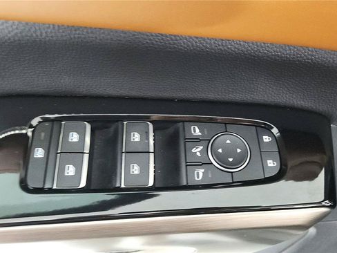 Used 2024 Nissan Pathfinder Platinum FWD image 10