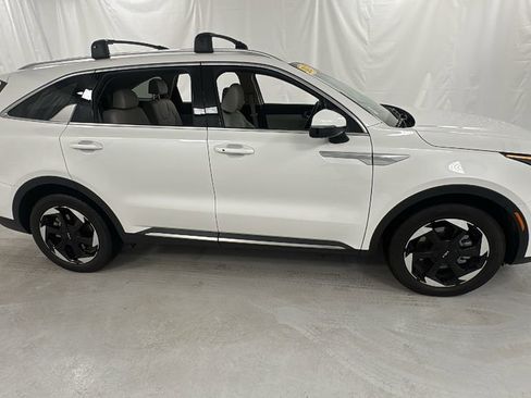 Used 2025 Kia Sorento EX image 2