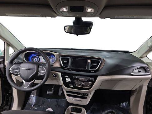 Used 2023 Chrysler Voyager LX image 9