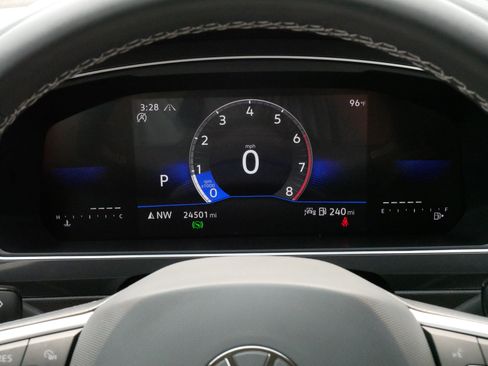 Used 2024 Volkswagen Tiguan SE AWD/4WD image 21