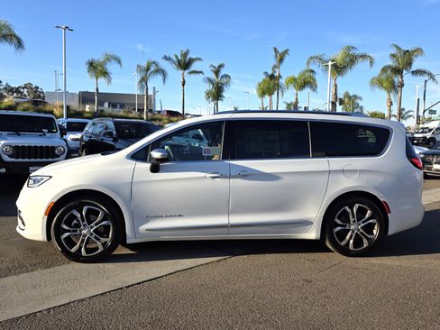 New 2026 Chrysler Pacifica Pinnacle image 2