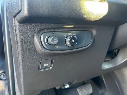 Used 2024 GMC Terrain SLE image 21