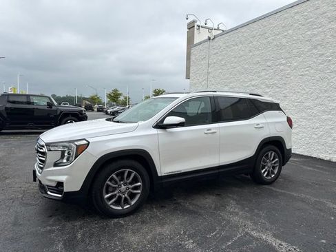 Used 2023 GMC Terrain SLT w/ Infotainment Package II FWD image 3