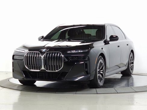 Used 2025 BMW 760i xDrive w/ Executive Package AWD/4WD image 4