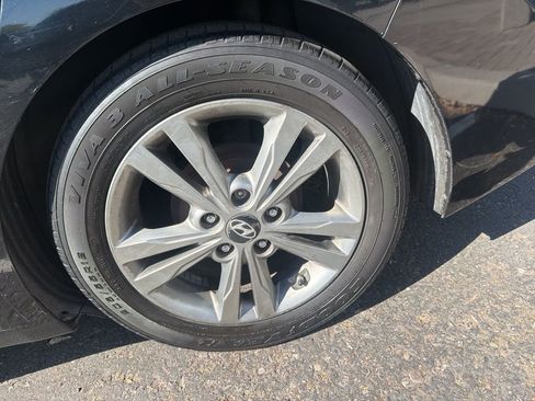 Used 2017 Hyundai Elantra SE image 7