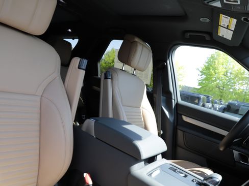 Certified 2025 Land Rover Discovery Dynamic SE AWD/4WD image 12