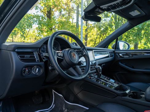 Certified 2025 Porsche Macan image 4