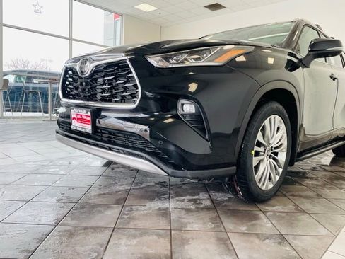 New 2026 Toyota Highlander Platinum image 18