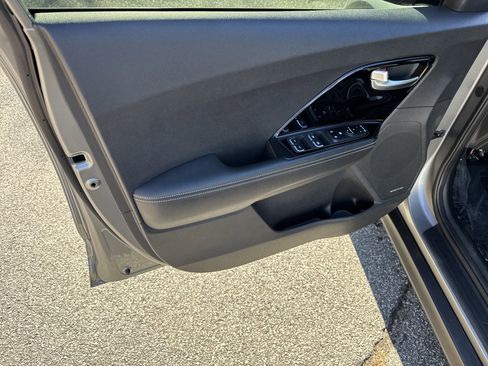 Used 2022 Kia Niro EX image 10