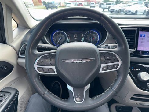 Used 2023 Chrysler Pacifica Touring-L FWD image 17