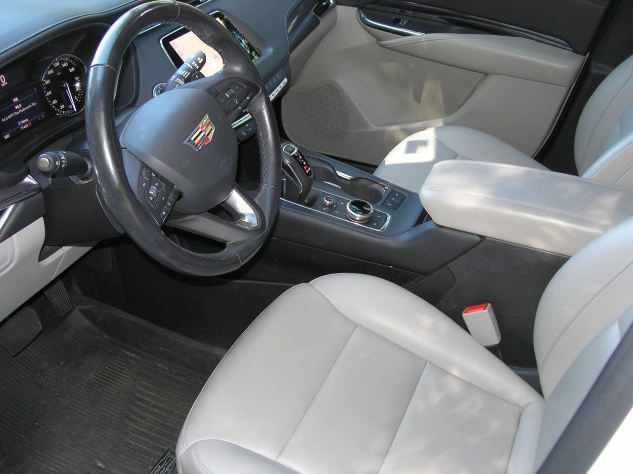 Used 2019 Cadillac XT4 Luxury w/ Cold Weather Package FWD image 3