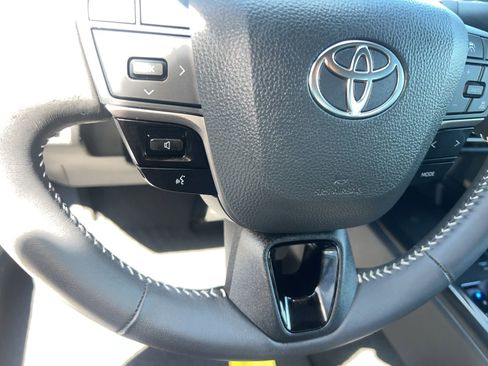 Used 2025 Toyota Camry SE w/ Convenience Package FWD image 9