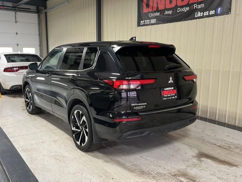 Used 2022 Mitsubishi Outlander ES image 3