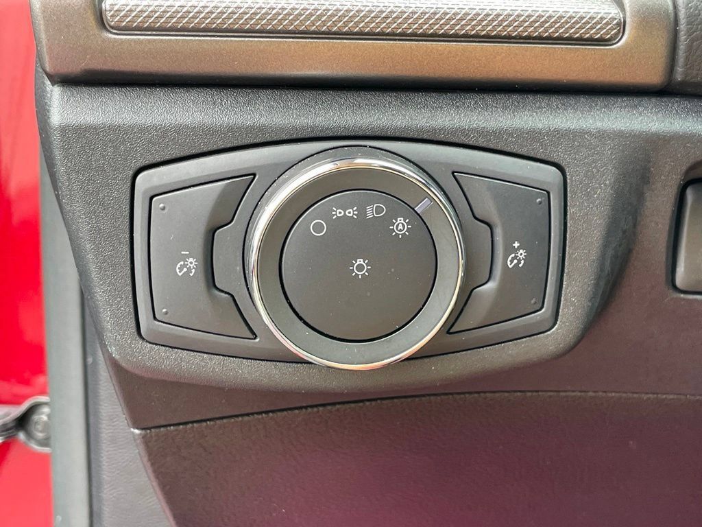 Used 2019 Ford Fusion SE FWD image 14