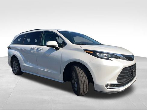 Used 2024 Toyota Sienna XLE FWD image 7