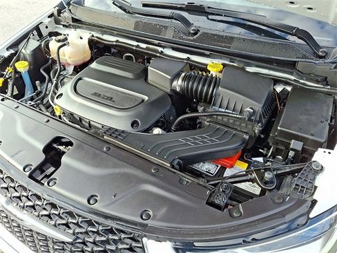 Used 2024 Chrysler Pacifica Touring-L image 27