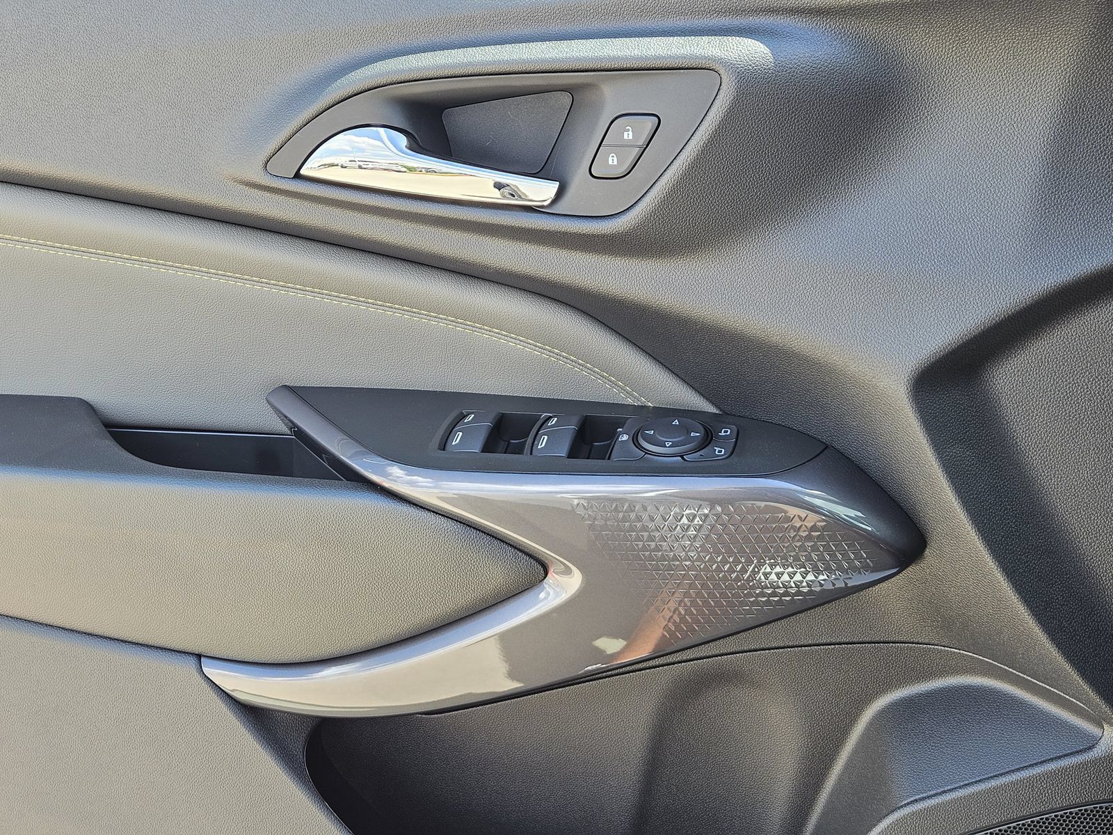 New 2026 Chevrolet Trax ACTIV w/ Sunroof Package FWD image 24
