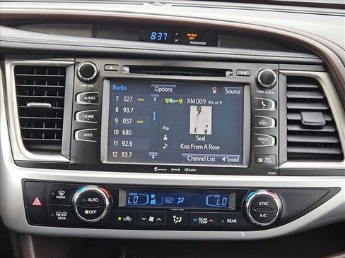 Used 2019 Toyota Highlander XLE FWD image 13
