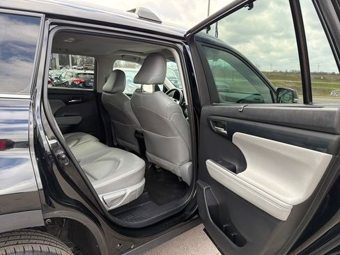 Used 2023 Toyota Highlander XLE FWD image 24