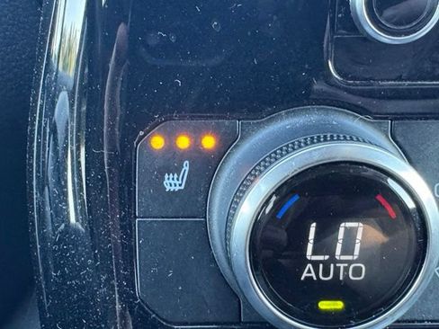 Used 2023 Toyota Highlander XLE FWD image 28