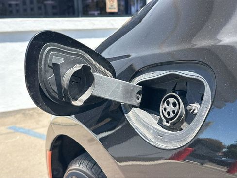 Used 2023 Chrysler Pacifica Pinnacle FWD image 47