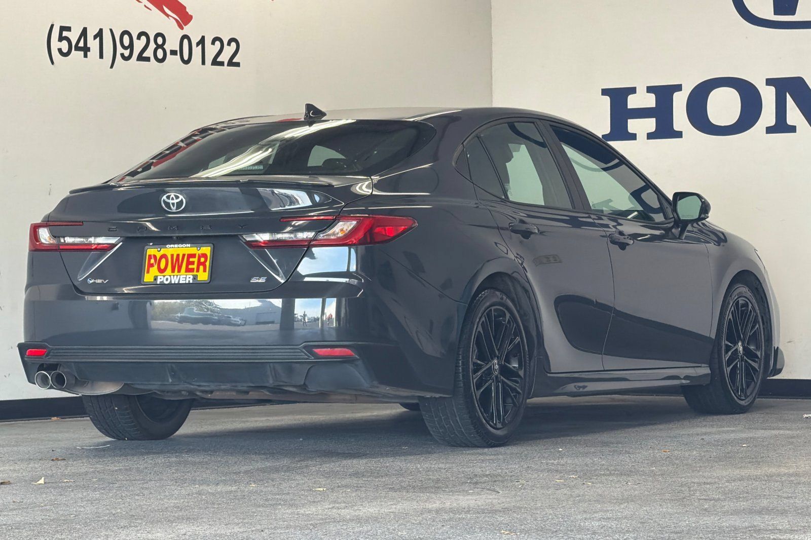 Used 2025 Toyota Camry SE FWD image 3