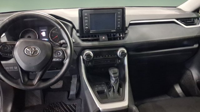 Used 2020 Toyota RAV4 XLE w/ Convenience Package FWD image 12