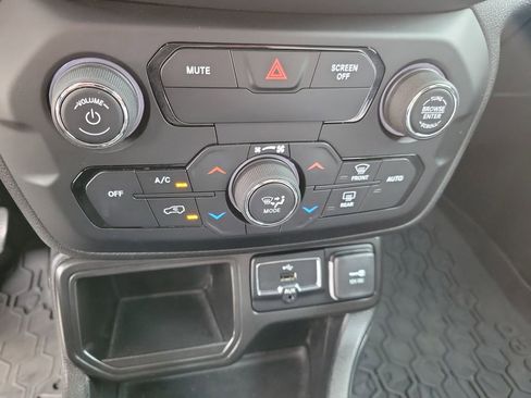 Used 2019 Jeep Renegade Altitude w/ Quick Order Package 2XM FWD image 34