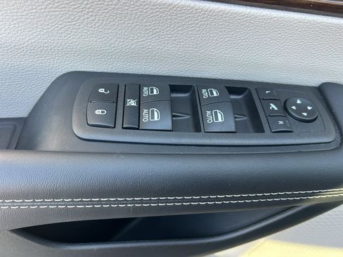 Used 2023 Chrysler Pacifica Limited w/ Uconnect Theater Family Group FWD image 19