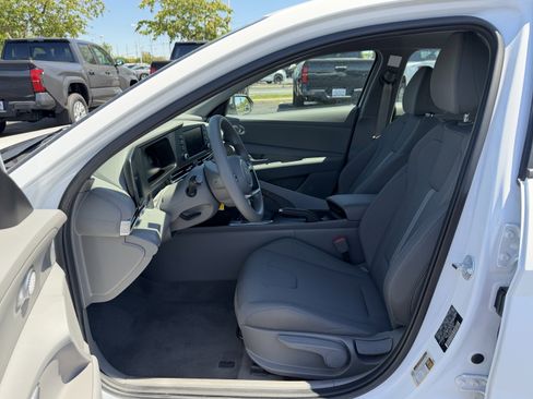 Used 2025 Hyundai Elantra SE FWD image 12