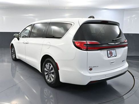 Used 2023 Chrysler Pacifica Touring-L image 8