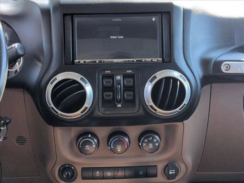 Used 2018 Jeep Wrangler Unlimited Sahara image 13