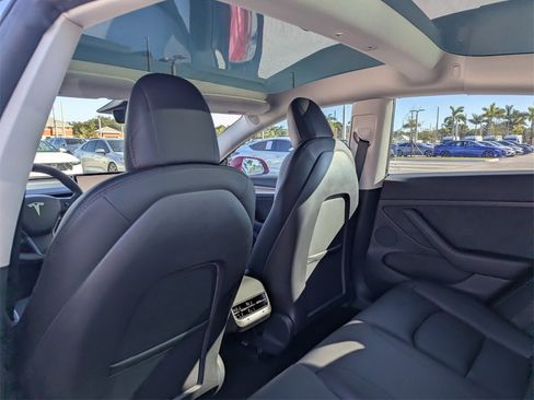 Used 2022 Tesla Model 3 Standard Range image 18