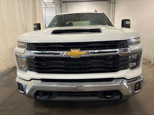 Used 2024 Chevrolet Silverado 2500 LT w/ Convenience Package AWD/4WD image 2