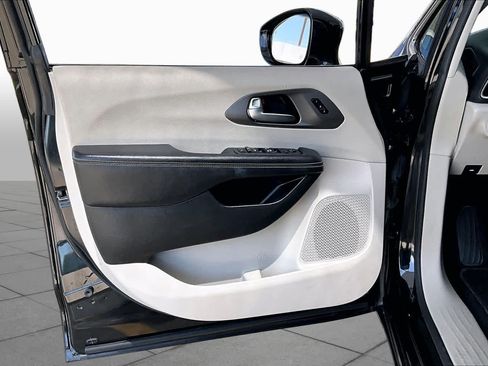 Used 2022 Chrysler Pacifica Touring-L FWD image 21
