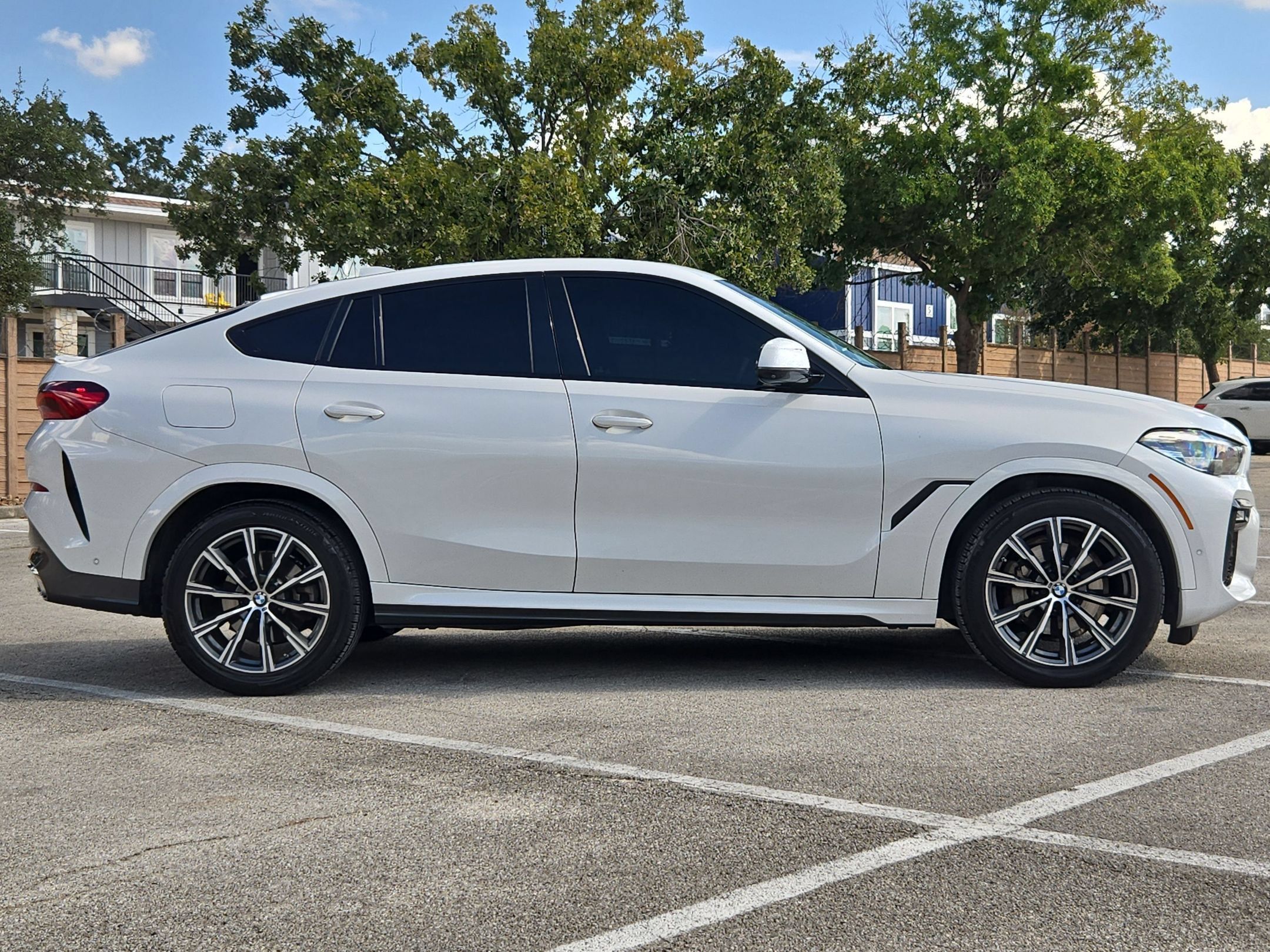 Used 2021 BMW X6 xDrive40i AWD/4WD image 2