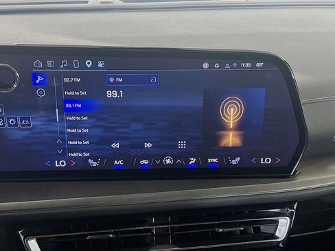 Used 2025 Chevrolet Traverse LT image 21