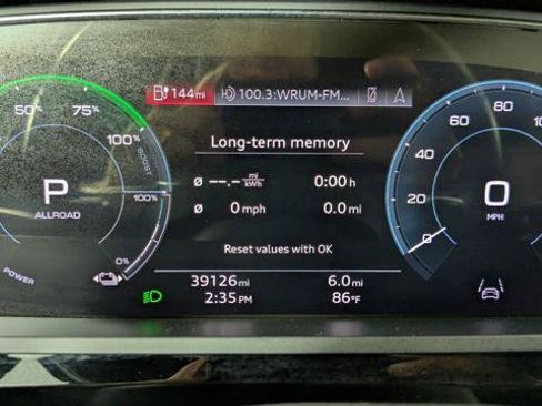 Used 2022 Audi e-tron Premium Plus w/ Premium Plus Package AWD/4WD image 27