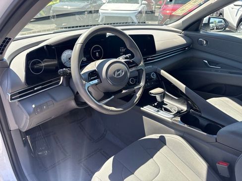 Certified 2025 Hyundai Elantra SEL FWD image 13