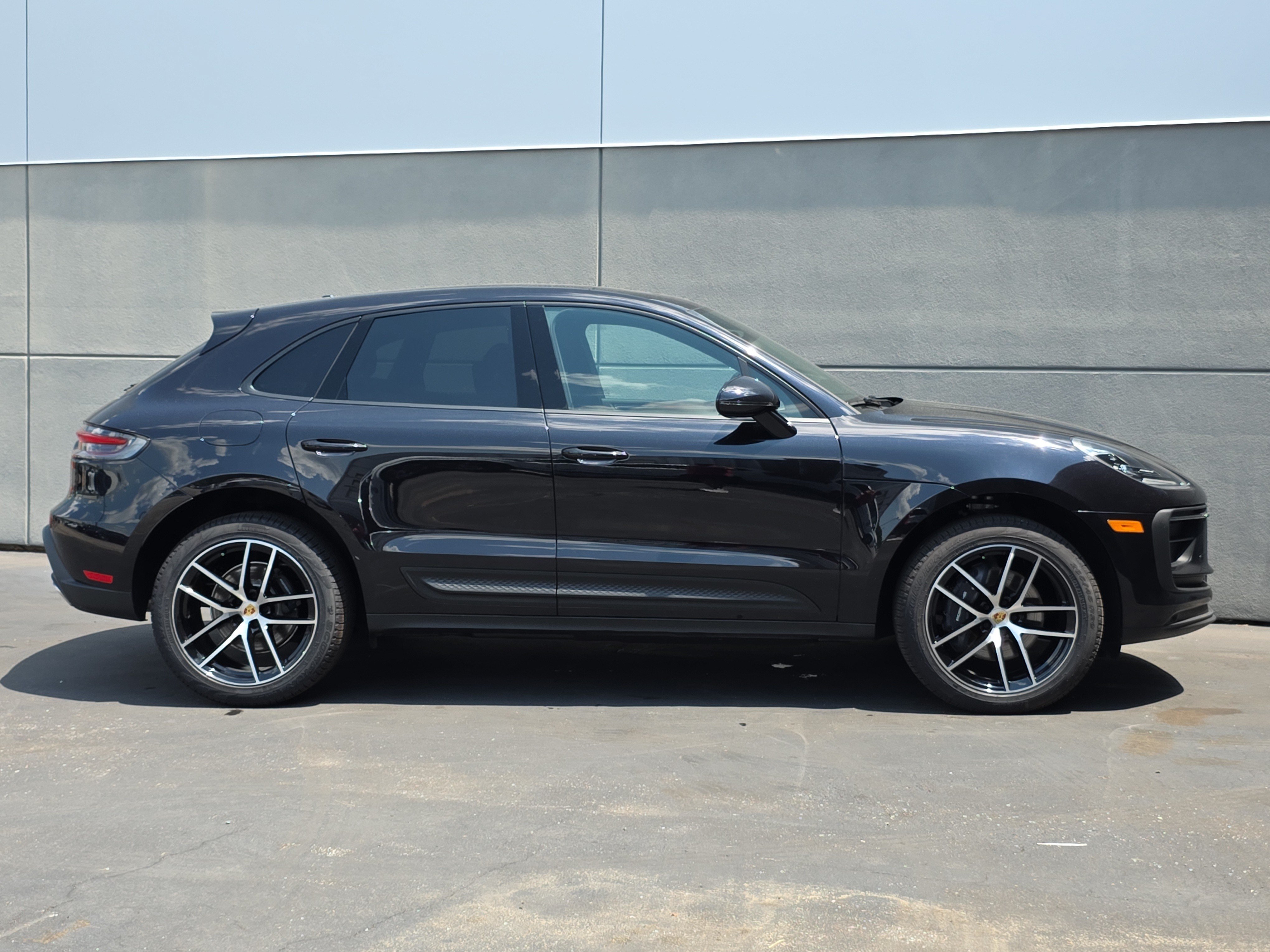 Used 2025 Porsche Macan AWD/4WD image 8