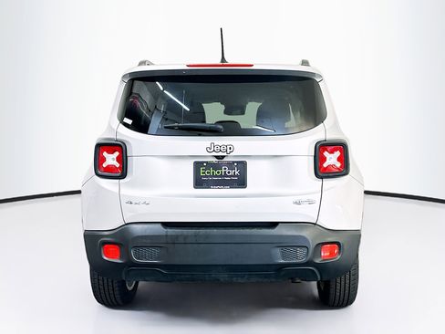 Used 2017 Jeep Renegade Latitude AWD/4WD image 7