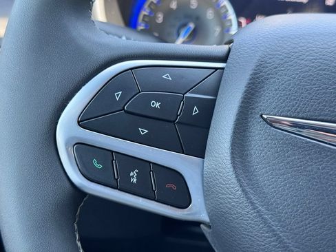 Used 2025 Chrysler Pacifica Select FWD image 9