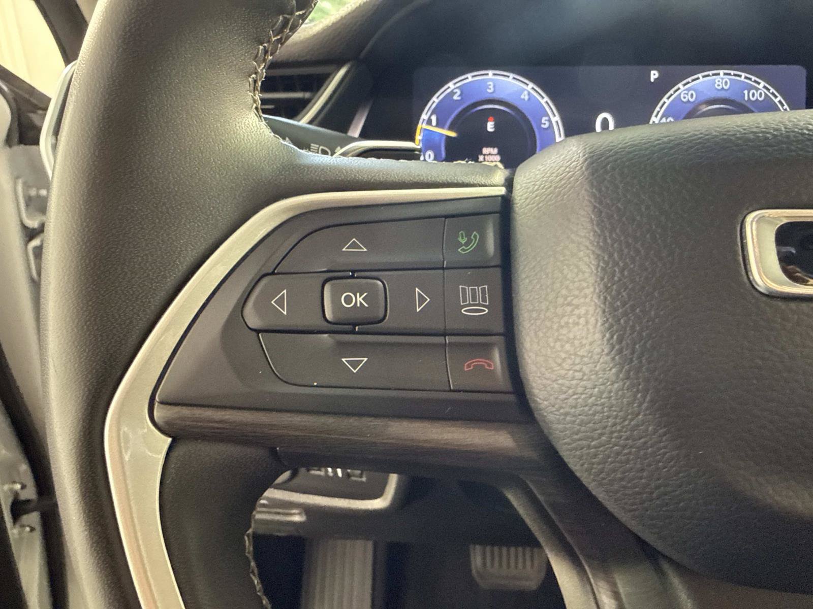 Used 2023 Jeep Grand Cherokee L Limited AWD/4WD image 32