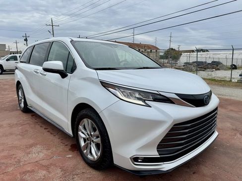 Used 2022 Toyota Sienna Limited image 3