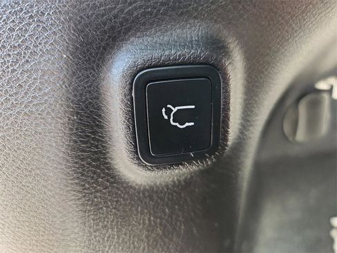 Used 2019 Jeep Cherokee Limited image 27