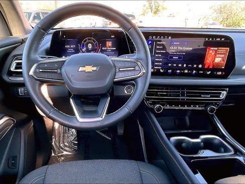 Used 2025 Chevrolet Traverse LT image 5