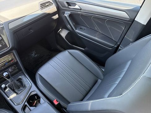 Used 2024 Volkswagen Tiguan SE w/ Panoramic Sunroof Package FWD image 25