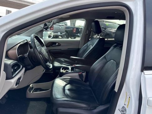 Used 2019 Chrysler Pacifica Touring-L FWD image 9