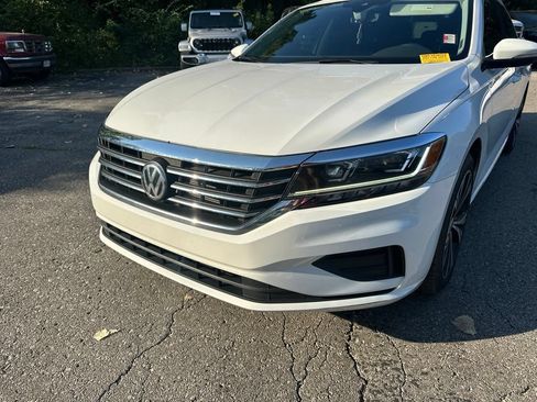 Used 2022 Volkswagen Passat 2.0T SE FWD image 12